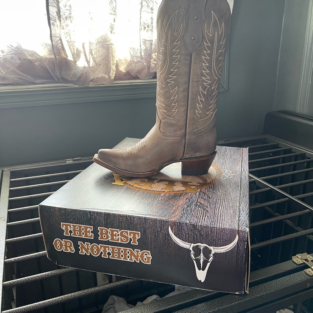 Brand new woman’s cowgirl snip toed boots never worn.